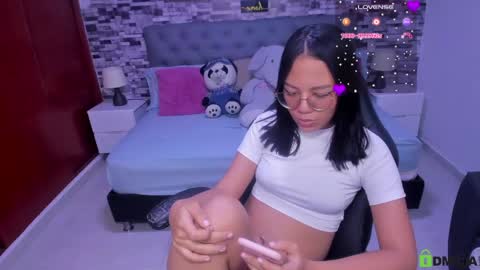 Snapshot of viiolet__moon chatting on April 30, 2026, 6:25 pm Violet online show from April 30, 2026, 6:25 pm