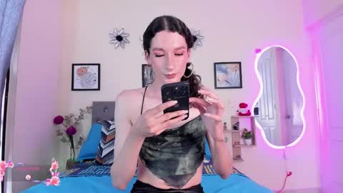 Violet online show from December 15, 2025, 9:41 pm