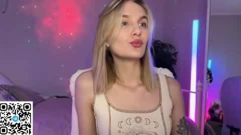 Snapshot of vikky_moon chatting on July 2, 2026, 9:54 pm Vikky online show from July 2, 2026, 9:54 pm