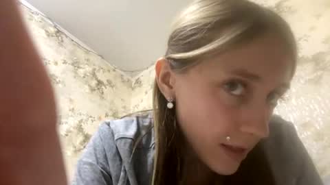 Snapshot of viktoria9898 chatting on August 5, 2026, 11:39 pm Sweett online show from August 5, 2026, 11:39 pm