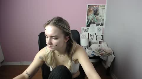 Snapshot of viktoria_lovely chatting on December 21, 2024, 12:38 pm viktoria_lovely online show from December 21, 2024, 12:38 pm