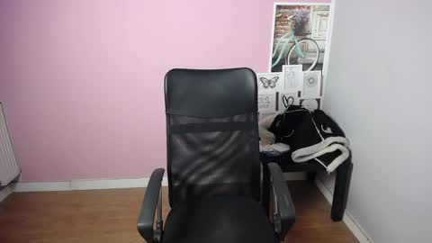 Snapshot of viktoria_lovely chatting on February 10, 2025, 6:09 am viktoria_lovely online show from February 10, 2025, 6:09 am