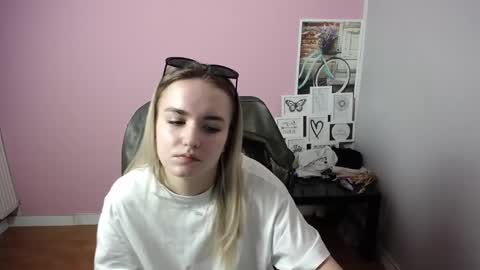 Snapshot of viktoria_lovely chatting on March 9, 2025, 12:20 pm viktoria_lovely online show from March 9, 2025, 12:20 pm