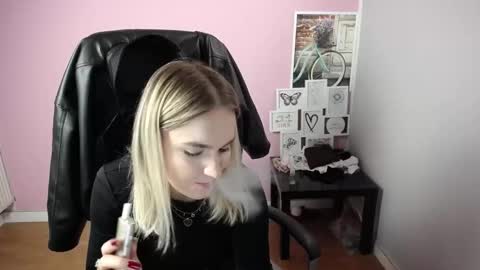 Snapshot of viktoria_lovely chatting on October 17, 2025, 9:56 am viktoria_lovely online show from October 17, 2025, 9:56 am