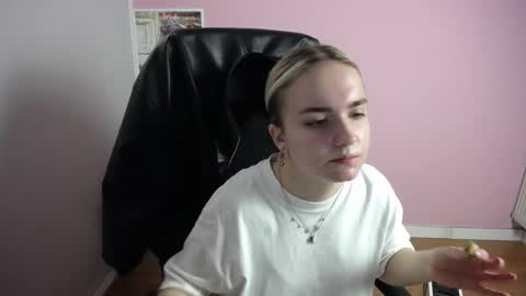Snapshot of viktoria_lovely chatting on April 24, 2026, 6:27 am viktoria_lovely online show from April 24, 2026, 6:27 am