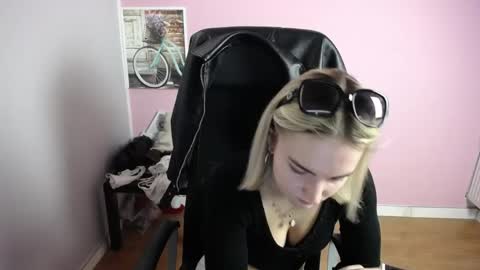 Snapshot of viktoria_lovely chatting on April 28, 2026, 5:34 am viktoria_lovely online show from April 28, 2026, 5:34 am