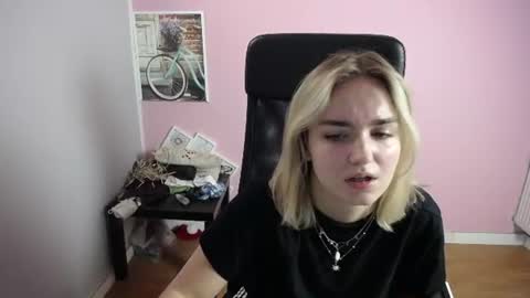 Snapshot of viktoria_lovely chatting on June 19, 2026, 7:45 am viktoria_lovely online show from June 19, 2026, 7:45 am