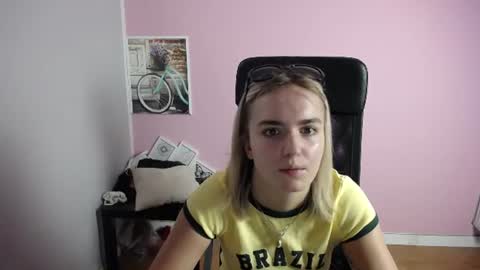 Snapshot of viktoria_lovely chatting on July 10, 2026, 7:45 am viktoria_lovely online show from July 10, 2026, 7:45 am