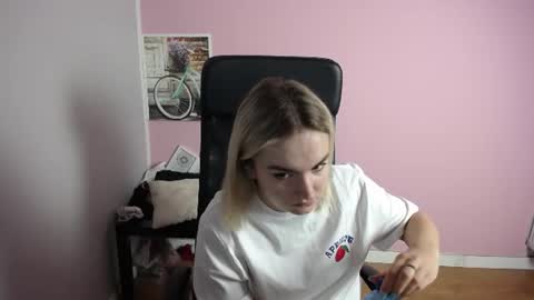Snapshot of viktoria_lovely chatting on July 13, 2026, 7:00 am viktoria_lovely online show from July 13, 2026, 7:00 am