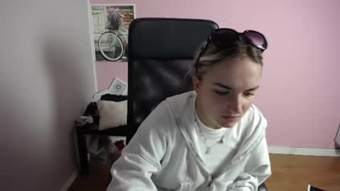 Snapshot of viktoria_lovely chatting on July 21, 2026, 7:00 am viktoria_lovely online show from July 21, 2026, 7:00 am