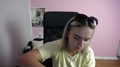 Snapshot of viktoria_lovely chatting on July 22, 2026, 8:06 am viktoria_lovely online show from July 22, 2026, 8:06 am