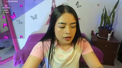 Snapshot of vio_let_ chatting on May 31, 2026, 2:09 am Daniela online show from May 31, 2026, 2:09 am