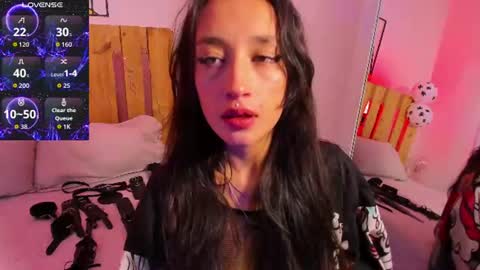Snapshot of violet_jonesss chatting on July 2, 2026, 5:19 pm Violet Jones online show from July 2, 2026, 5:19 pm