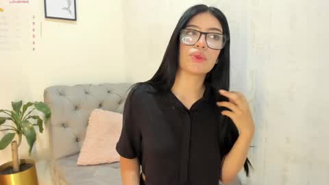 Snapshot of violet_rose_8 chatting on May 27, 2026, 6:16 pm Violet online show from May 27, 2026, 6:16 pm