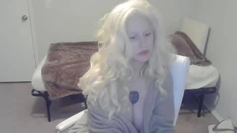 violet_winter97 online show from December 8, 2024, 2:39 am
