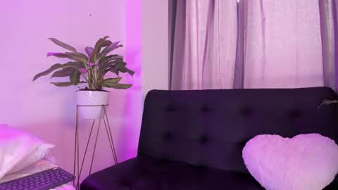 Snapshot of violetarainn chatting on April 30, 2026, 5:19 pm Violeta online show from April 30, 2026, 5:19 pm