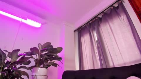 Snapshot of violetarainn chatting on May 19, 2026, 6:14 pm Violeta online show from May 19, 2026, 6:14 pm