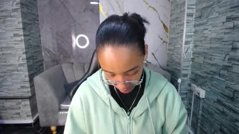 violeth_b online show from October 13, 2025, 12:49 pm