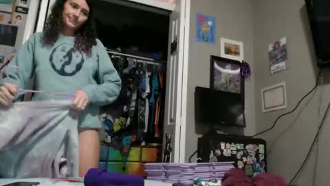 Violet Hooper online show from April 6, 2026, 6:53 pm