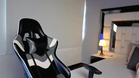 violetskinny online show from April 14, 2026, 7:42 pm