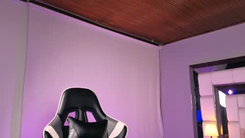 Snapshot of violetskinny chatting on June 11, 2026, 12:32 am violetskinny online show from June 11, 2026, 12:32 am