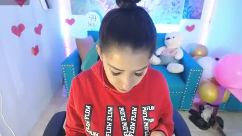 Snapshot of violetta_m_ chatting on March 10, 2025, 12:48 pm Violeta online show from March 10, 2025, 12:48 pm