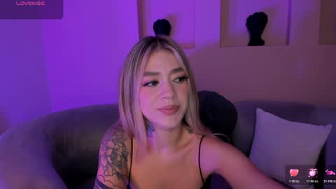 Snapshot of violetthansson chatting on May 2, 2026, 10:31 am Violett online show from May 2, 2026, 10:31 am
