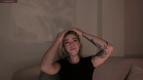 Snapshot of violetthansson chatting on May 18, 2026, 11:38 am Violett online show from May 18, 2026, 11:38 am