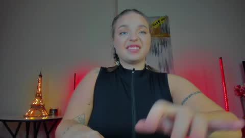 Snapshot of viollasinzz chatting on January 20, 2025, 10:59 pm Violla online show from January 20, 2025, 10:59 pm