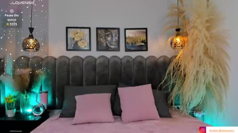 Snapshot of viollet_xoxo chatting on October 1, 2025, 9:43 pm VIOLLET online show from October 1, 2025, 9:43 pm