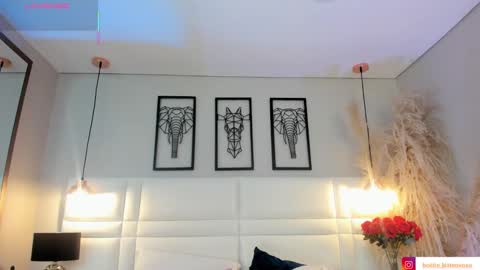 Snapshot of viollet_xoxo chatting on October 17, 2025, 8:22 pm VIOLLET online show from October 17, 2025, 8:22 pm