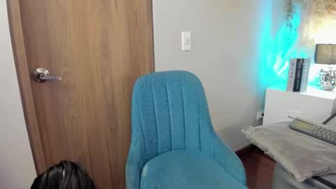 Snapshot of viollet_xoxo chatting on November 28, 2025, 12:57 am VIOLLET online show from November 28, 2025, 12:57 am