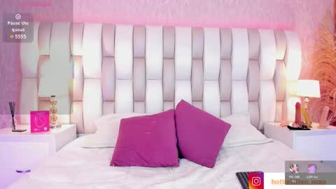 Snapshot of viollet_xoxo chatting on February 3, 2026, 8:03 pm VIOLLET online show from February 3, 2026, 8:03 pm