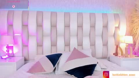 Snapshot of viollet_xoxo chatting on February 28, 2026, 7:37 pm VIOLLET online show from February 28, 2026, 7:37 pm