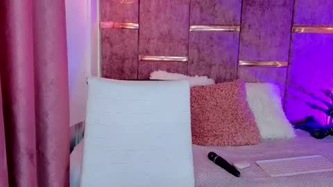 viollettebylyly online show from October 2, 2025, 12:01 pm