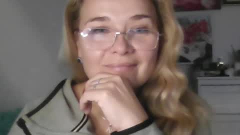 Snapshot of vionerra chatting on November 24, 2025, 12:10 am Vionerra online show from November 24, 2025, 12:10 am