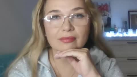 Snapshot of vionerra chatting on November 30, 2025, 5:28 pm Vionerra online show from November 30, 2025, 5:28 pm