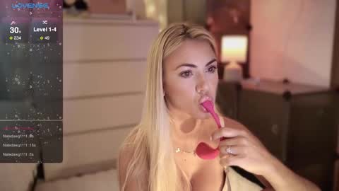 Snapshot of viv_milf chatting on September 26, 2025, 6:50 am Vivian is here online show from September 26, 2025, 6:50 am