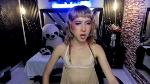 Snapshot of vivienne_hadid chatting on June 26, 2026, 4:33 pm vivienne hadid online show from June 26, 2026, 4:33 pm