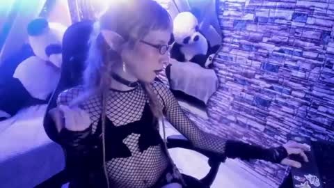 Snapshot of vivienne_hadid chatting on July 19, 2026, 7:50 pm vivienne hadid online show from July 19, 2026, 7:50 pm