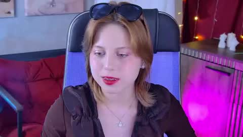 Snapshot of viviennehebert chatting on June 18, 2026, 12:42 pm Vivienne online show from June 18, 2026, 12:42 pm