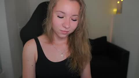Snapshot of vivienvance18 chatting on June 1, 2026, 1:13 pm VivienVance online show from June 1, 2026, 1:13 pm