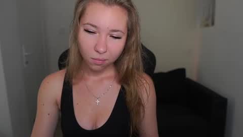 Snapshot of vivienvance18 chatting on June 15, 2026, 1:24 pm VivienVance online show from June 15, 2026, 1:24 pm