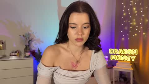 Mia online show from December 4, 2024, 2:04 pm