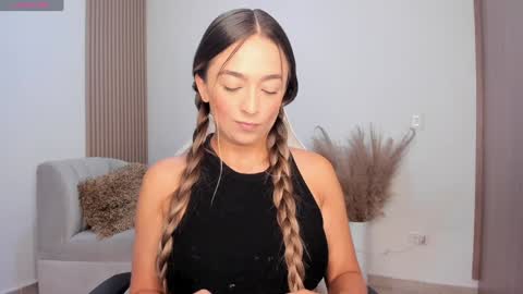 Snapshot of wandathompson_ chatting on December 5, 2024, 11:05 am Wanda online show from December 5, 2024, 11:05 am
