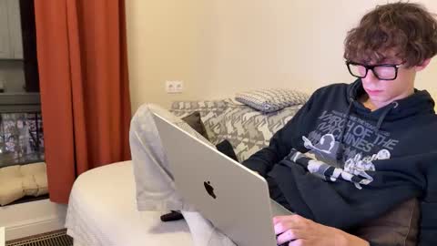 Mia  Please help me to reach 100 thumps up online show from November 28, 2025, 3:04 pm