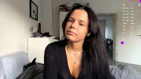 Mia online show from November 2, 2025, 3:03 pm