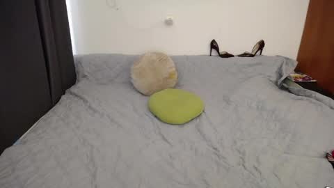 Snapshot of women_pleasures chatting on May 15, 2026, 7:37 am women_pleasures online show from May 15, 2026, 7:37 am