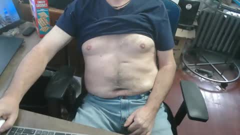 Snapshot of woodworker6473 chatting on March 6, 2026, 2:13 pm woodworker6473 online show from March 6, 2026, 2:13 pm