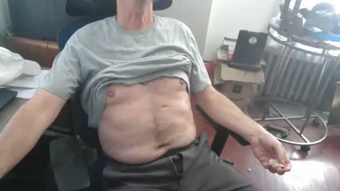 Snapshot of woodworker6473 chatting on April 10, 2026, 2:11 pm woodworker6473 online show from April 10, 2026, 2:11 pm